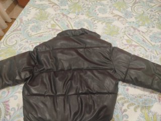 Chaqueta acolchada negra moderna