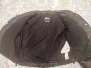 Chaqueta acolchada negra moderna