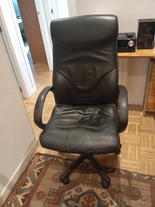 Silla de despacho de piel negra