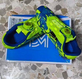 Botas de fútbol azul y verde y las  otras azules