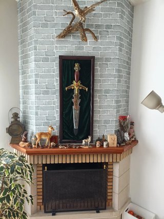 Espada decorativa con marco y terciopelo verde