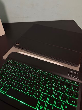 Apple iPad 9 64GB + Tastiera con Luci + Metapen A8
