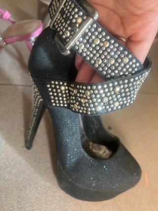 Tacones negros y plateados con pedrería
