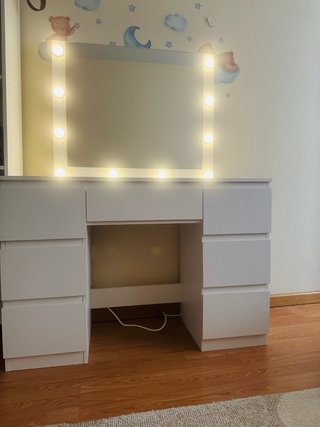 Tocador Blanco con Espejo e Iluminación