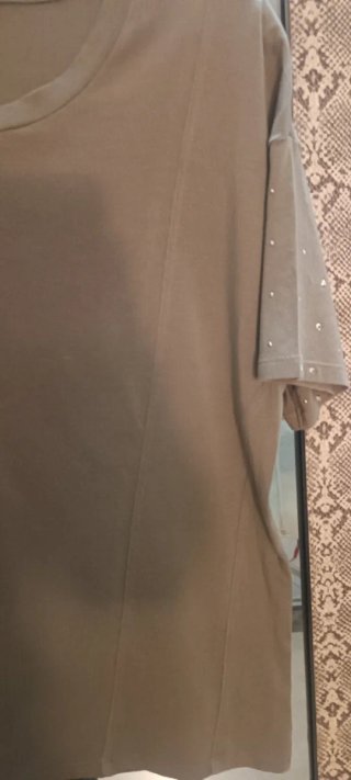 Camiseta DKNY verde militar con pedrería