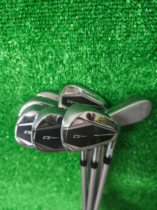 Set di mazze da golf TaylorMade Qi 35 per donne con Sand, A, Pitch, 9, 8, 7, 6, tutto grafito