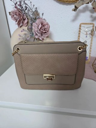 Bolso beige con detalles dorados