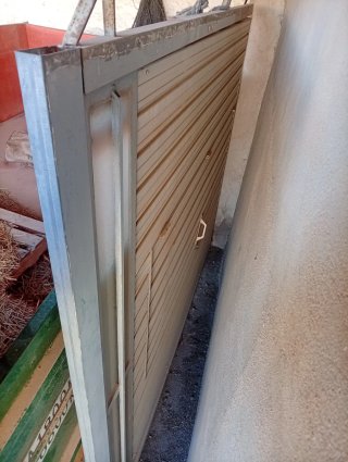 Puerta de garaje abatible