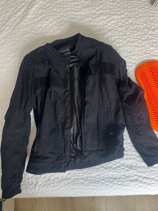 Dainese. Chaqueta de moto negra