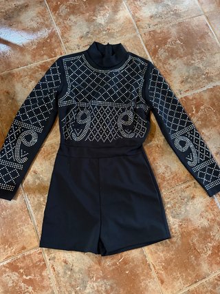 Mono corto negro con pedrería