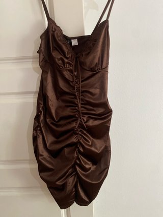 Vestido corto satinado marrón