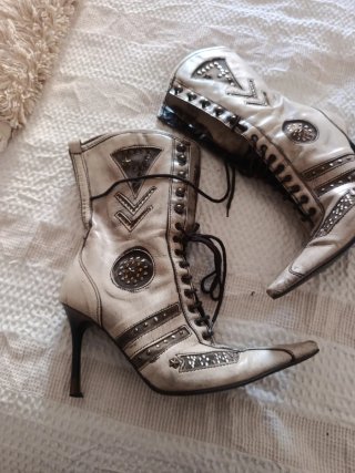 Botas de tacón con cordones y tachuelas
