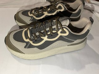Zapatillas Pull&Bear grises y beige talla 40
