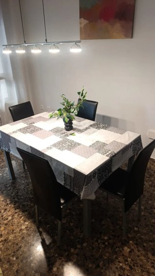 Mesa de comedor con 4 sillas