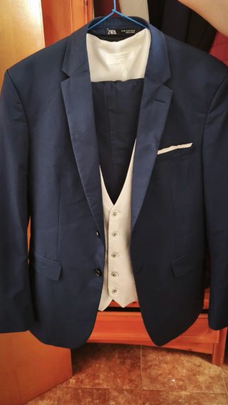 Traje ZARA azul y beige.
