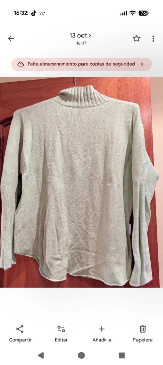 Jersey de cuello alto verde.Muy buena calidad.