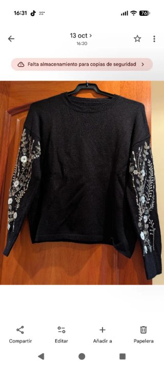 Jersey Negro con Bordados en Mangas.Muy buena cali