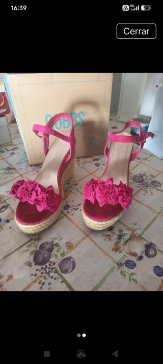 Sandalias Cobbs cuña alta flores fucsia