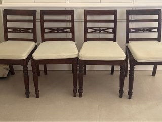 Conjunto de 4 sillas de madera