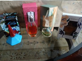 Collezione di miniature di profumi