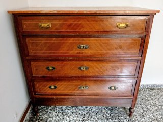Cómoda antigua de madera con mármol