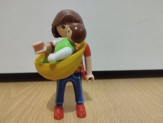 Playmobil Mamá con Bebé en Portabebés