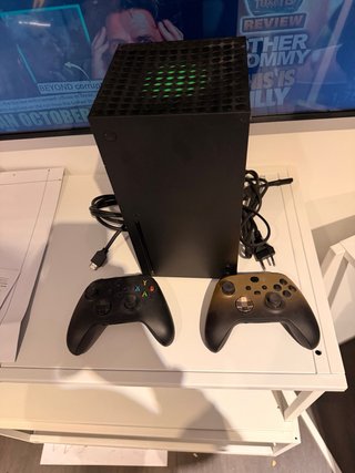 Xbox Series X 1TB con dos mandos