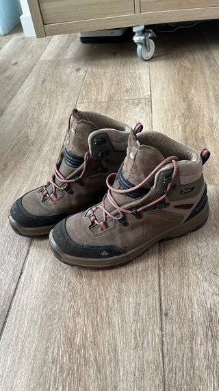 Botas de montaña marrones y rosas