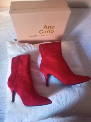 Botines rojos ante mujer