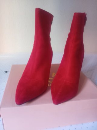 Botines rojos ante mujer