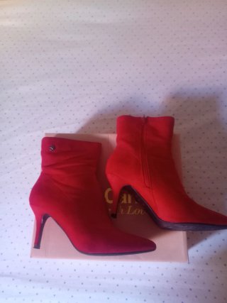 Botines rojos ante mujer