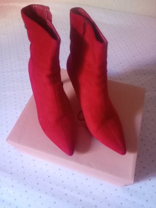 Botines rojos ante mujer