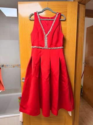 Vestido de fiesta rojo con pedrería