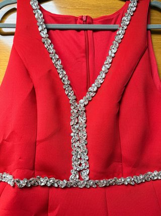 Vestido de fiesta rojo con pedrería