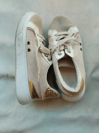 Zapatillas casuales beige y doradas
