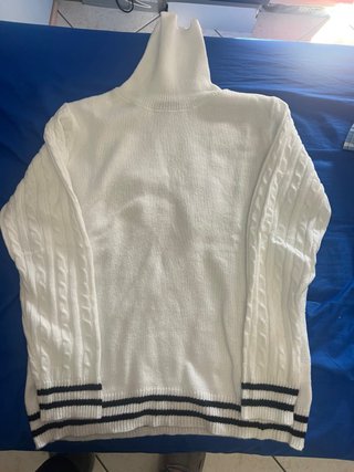 Maglione dolcevita bianco con trecce