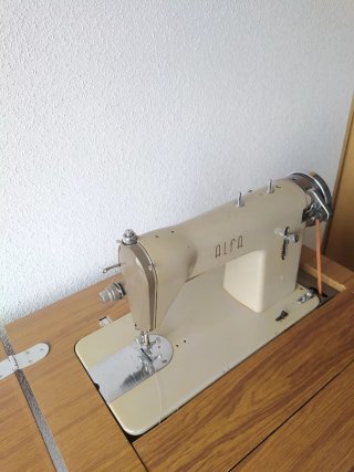 Máquina de coser Alfa