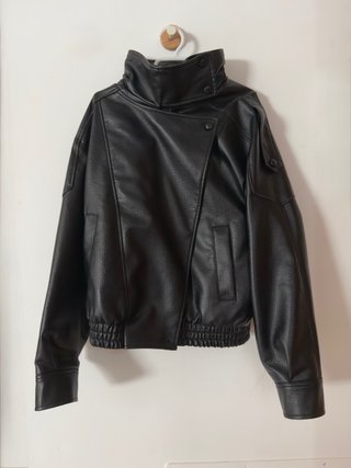Cazadora biker efecto piel de Zara
