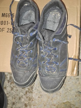Zapatos negros y grises
