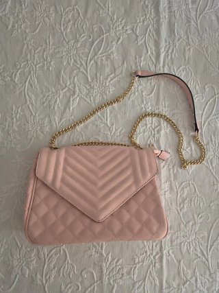 Bolso Rosa con Cadena Dorada