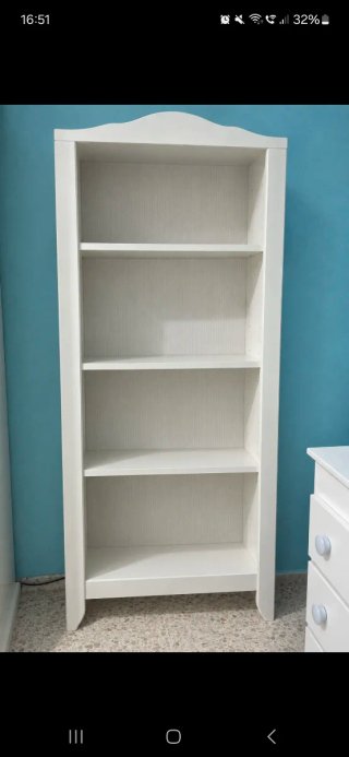 Estantería de madera blanca