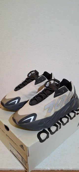 Adidas Yeezy Boost 700