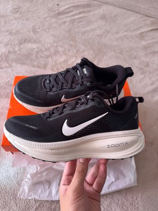 Nike Vomero 18 Blanca y negra Talla 40 EU