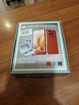 Motorola Edge 60 Neo con Moto Buds