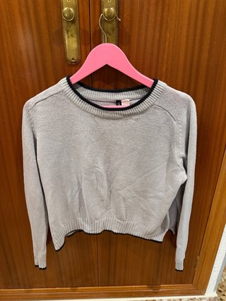Jersey gris con cuello y puños negros