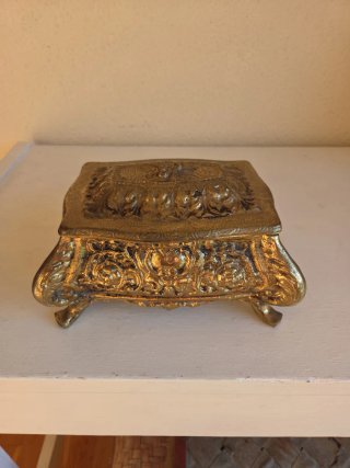 Joyero de bronce