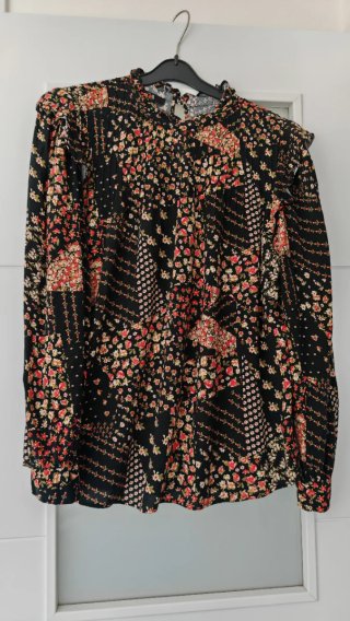 Blusa negra floral manga larga