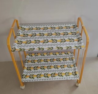 Camarera con ruedas y diseño de limones