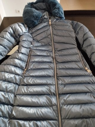 Anorak azul grisáceo con capucha