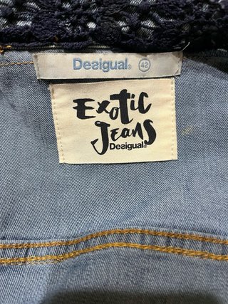 Chaqueta vaquera Desigual bordada y con encaje